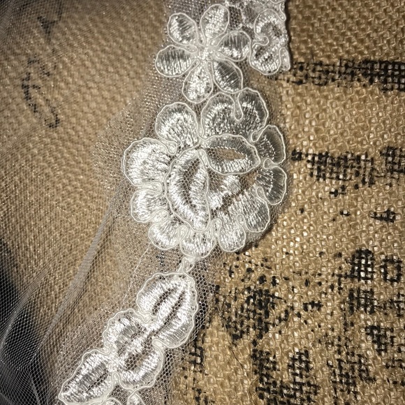 New Beautiful fingertip length veil lace edged